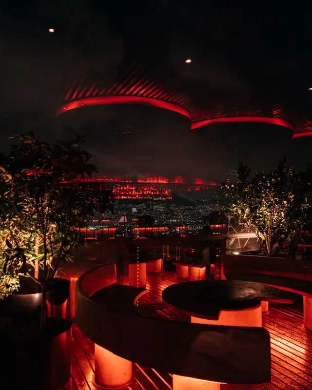 Lounge de Mamba Negra con sofás e iluminación roja