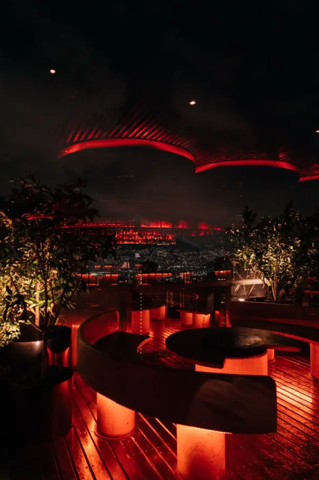 Lounge de Mamba Negra con sofás e iluminación roja