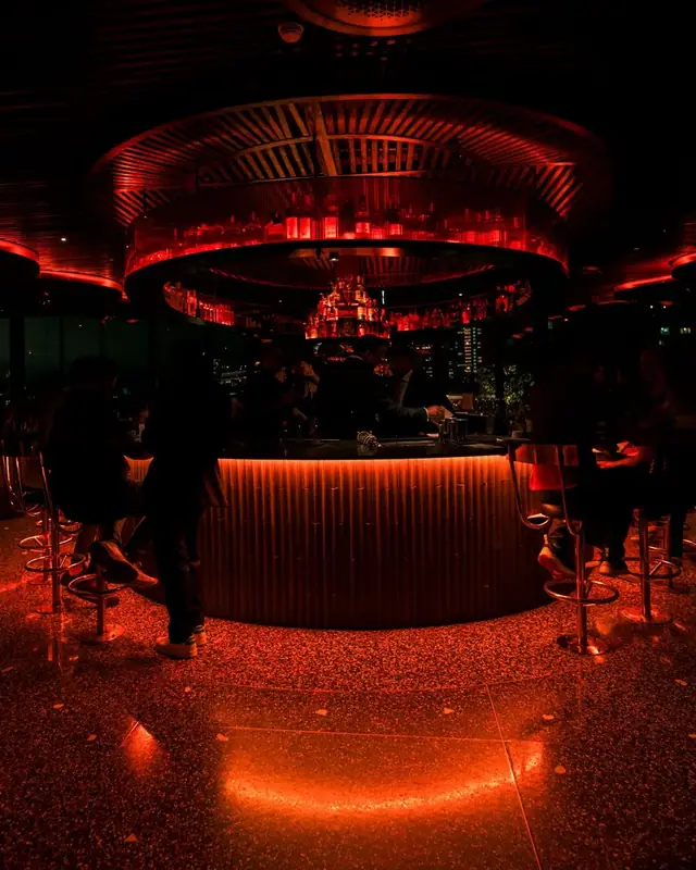 Ambiente nocturno y luces cálidas en la barra de Mamba Negra