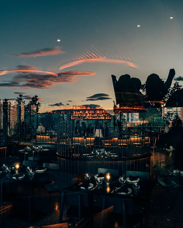 Terraza de Mamba Negra con vistas a Medellín al atardecer