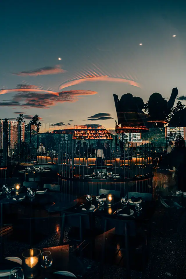 Terraza de Mamba Negra con vistas a Medellín al atardecer