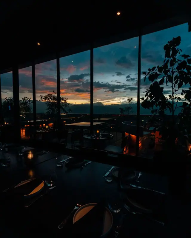 El atardecer de Medellín desde los ventanales de Mamba Negra