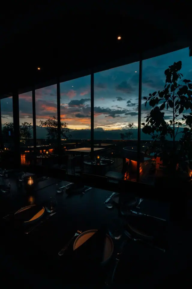 El atardecer de Medellín desde los ventanales de Mamba Negra